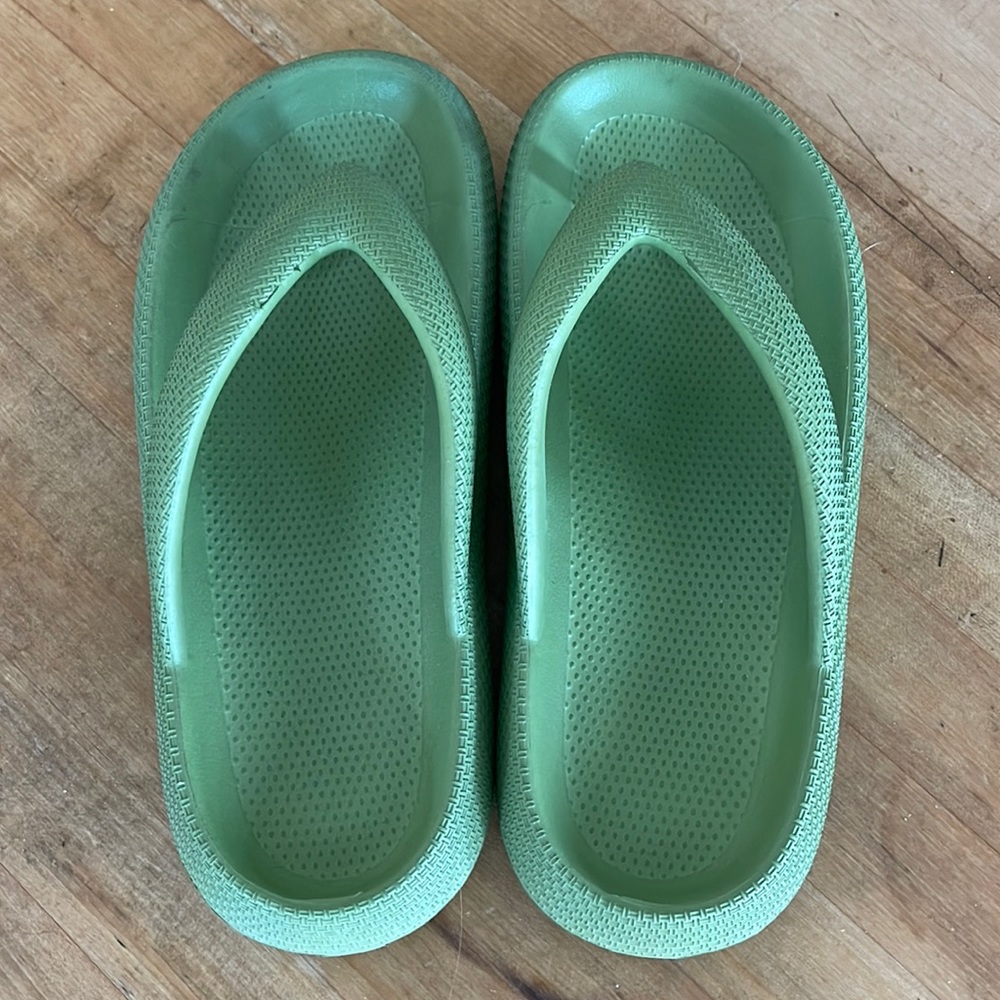 Sootheez flip flops, size 9-10, green